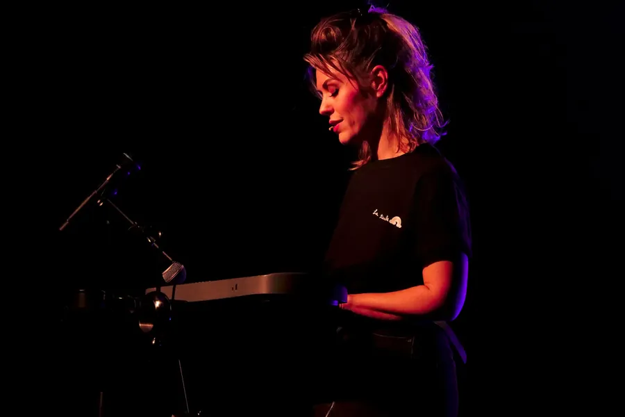 Laurie Peret au piano pendant le spectacle