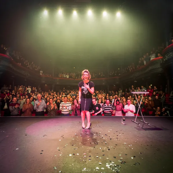 Laurie Peret de dos face au public
