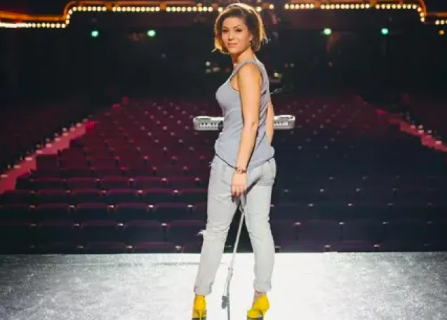 Laurie Peret sur scène lors de son premier spectacle